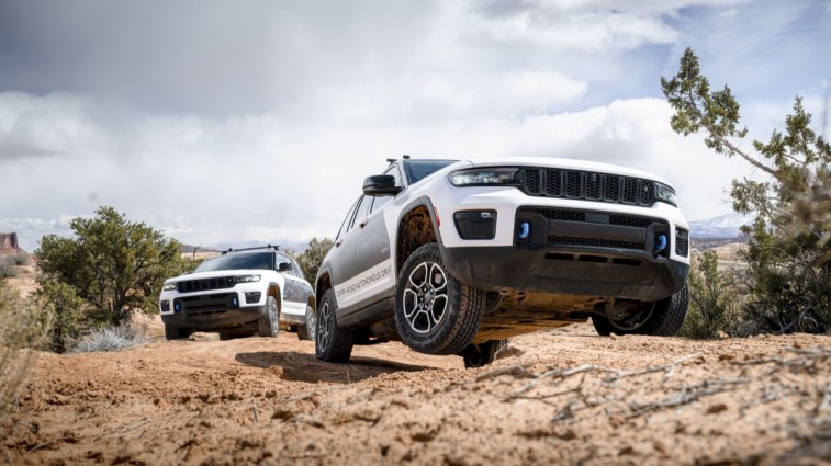 Um par de SUVs Jeep Grand Cherokee 4xe testando a tecnologia de direção autônoma off-road