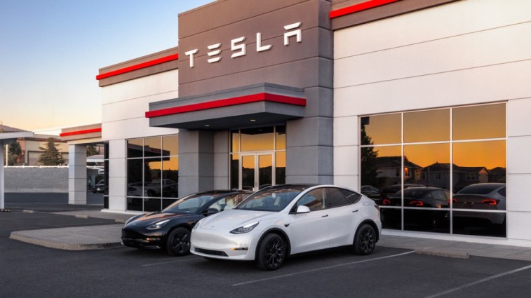 يوجد طراز Tesla Model Y و Model 3 خارج مركز المبيعات