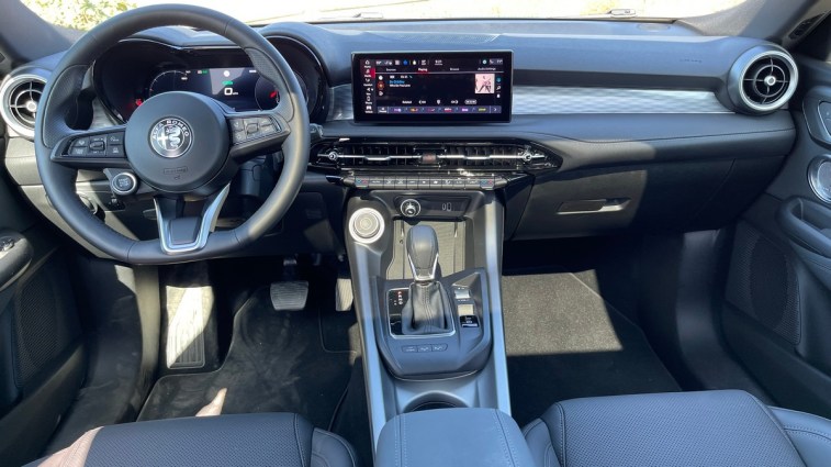 2024 Alfa Romeo Tonale interior dash.