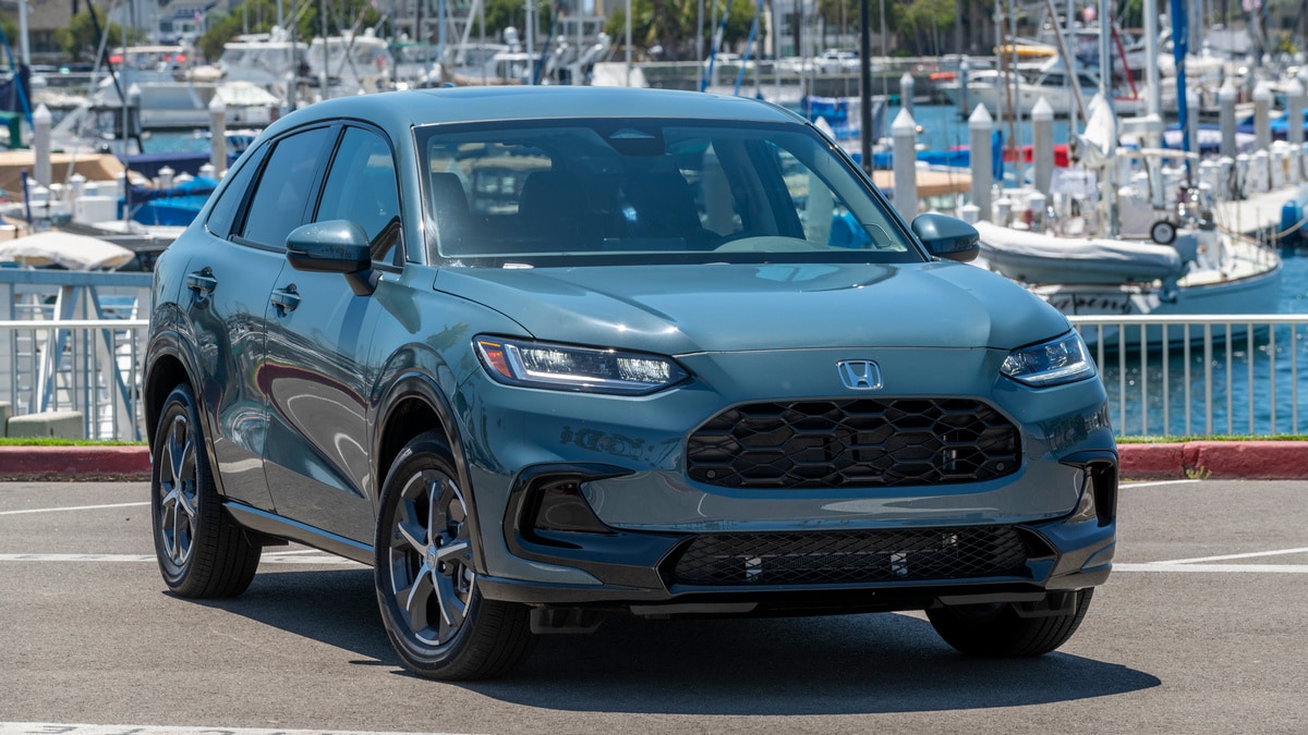 Honda HR-V 2024 in blue in the marina.