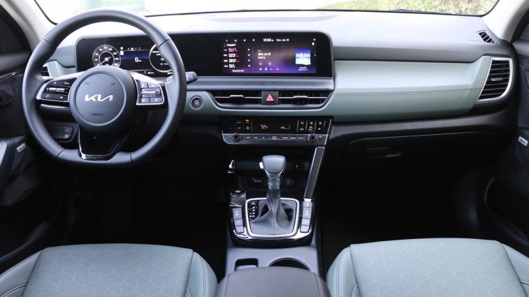 2024 Kia Seltos SX interior dash in Midnight Green.
