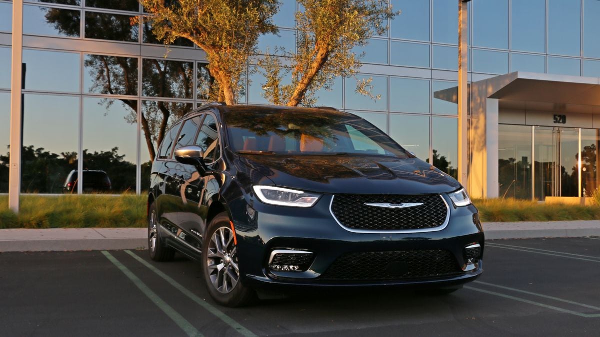 2023 Chrysler Pacifica PHEV Pinnacle in green in front an office building.