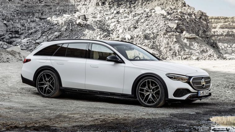 2024 مرسيدس بنز الفئة E All Terrain باللون الأبيض بالقرب من تلة صخرية.
