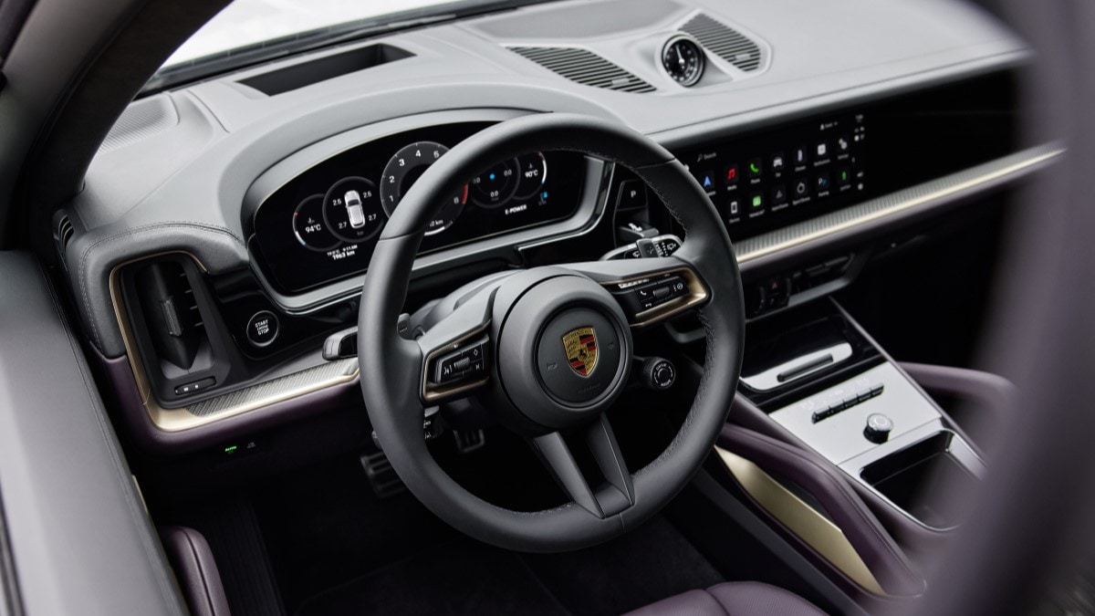 The interior of the 2024 Porsche Cayenne S E-Hybrid 
