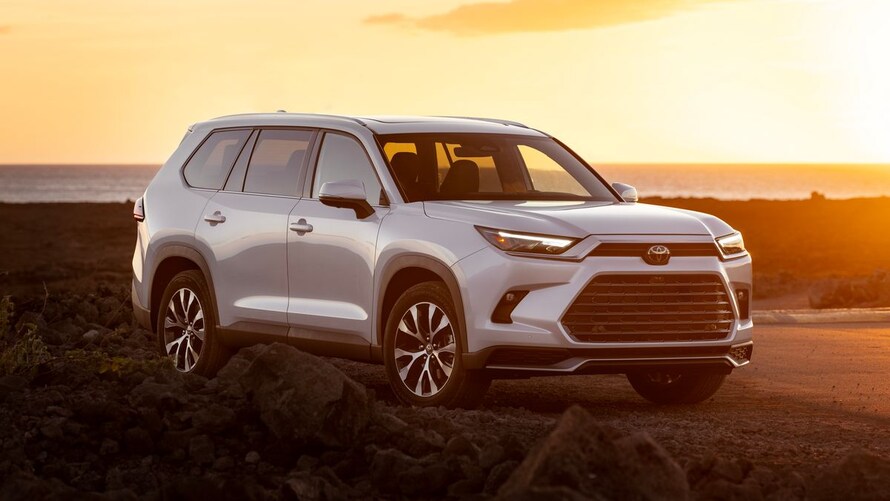 2024 Toyota Grand Highlander Hybrid vs. 2024 Mazda CX-90 PHEV ...