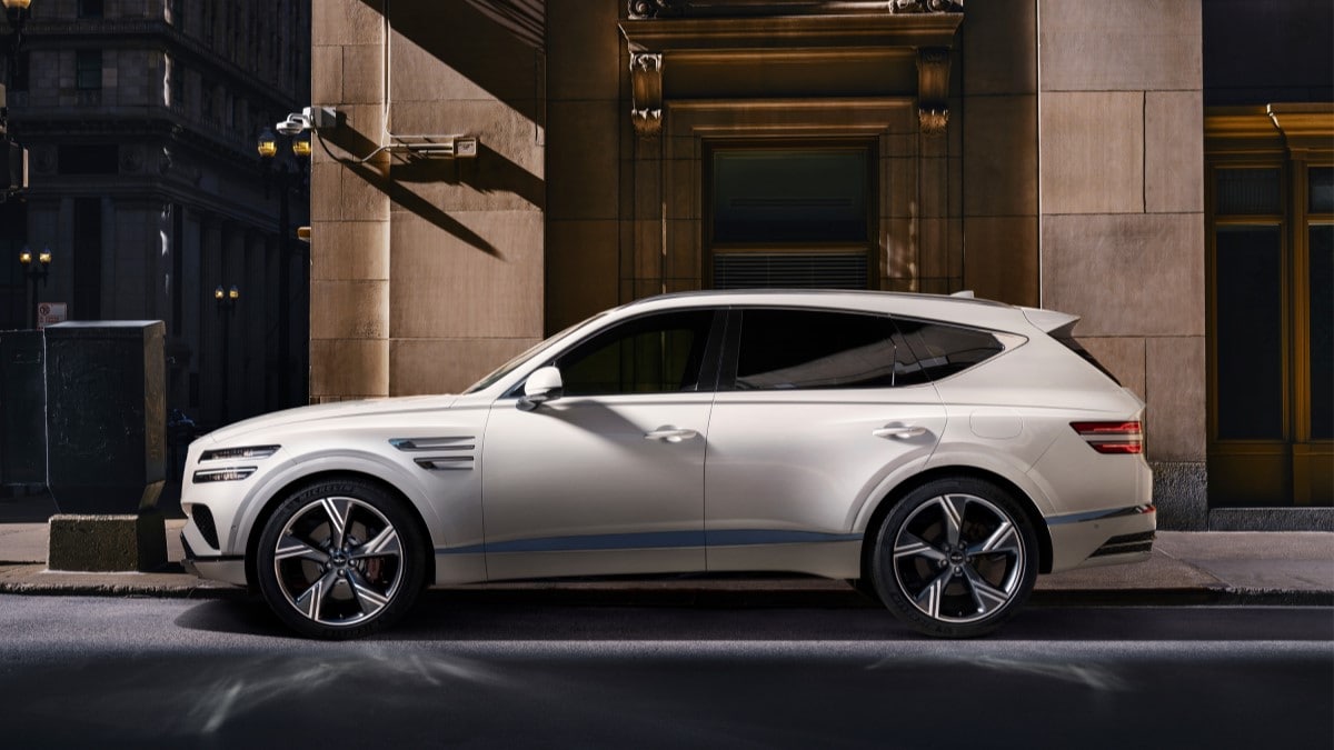 The 2025 Genesis GV80 seen in profile