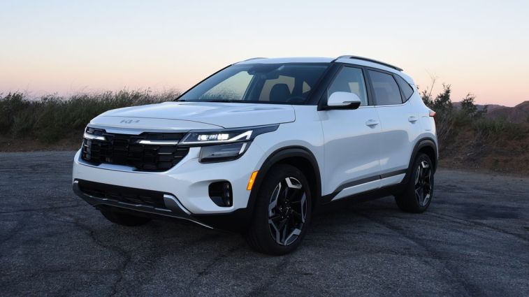 2024 Kia Seltos in white at sunrise.
