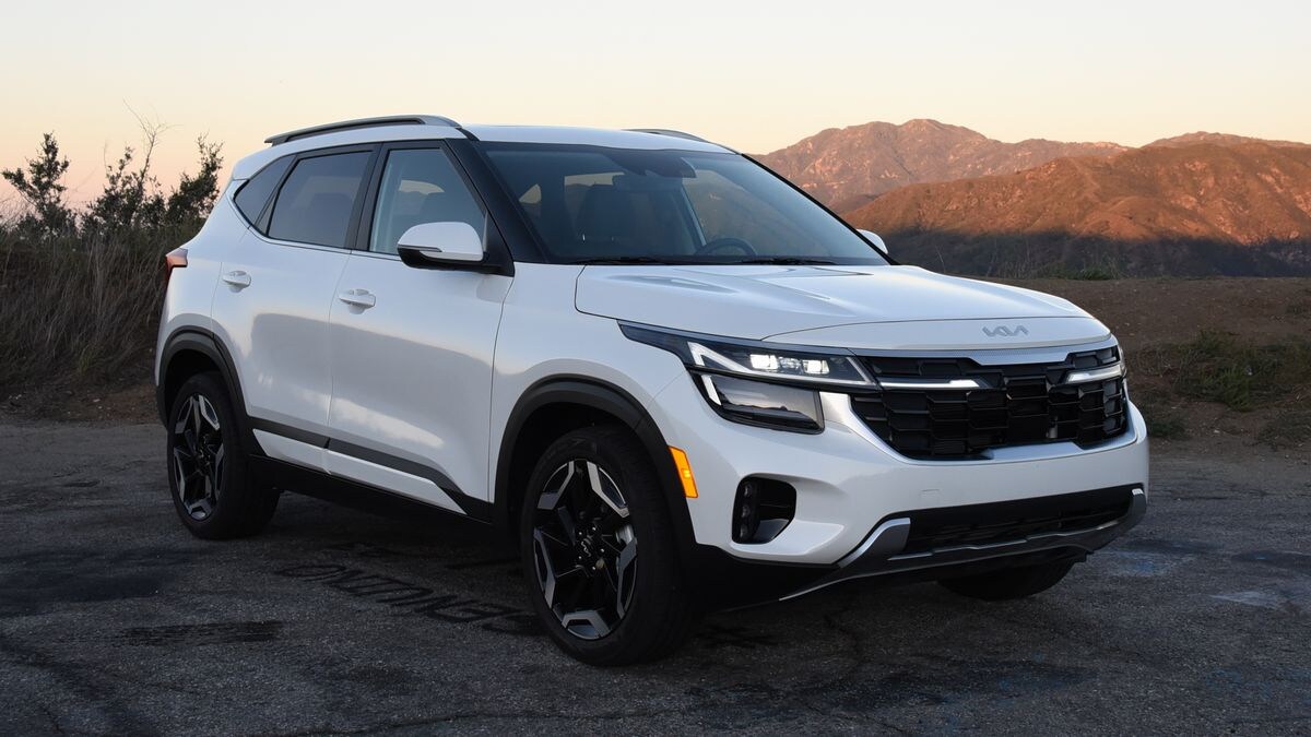Kia Seltos 2024 in sunrise white.
