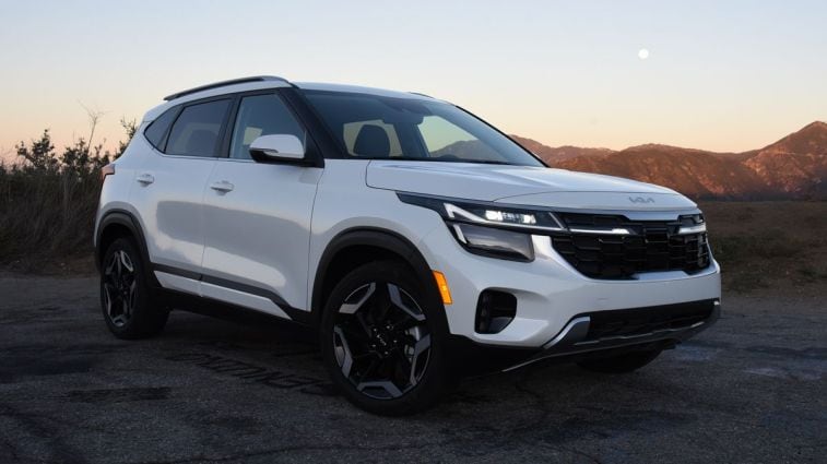 2024 Kia Seltos in white with hills in the background.