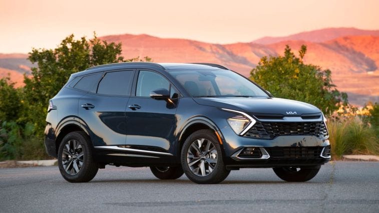 2024 Kia ​​Sportage Hybrid at sunset.