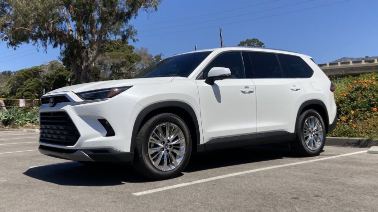 2024-toyota-grand-highlander-exterior-front-white