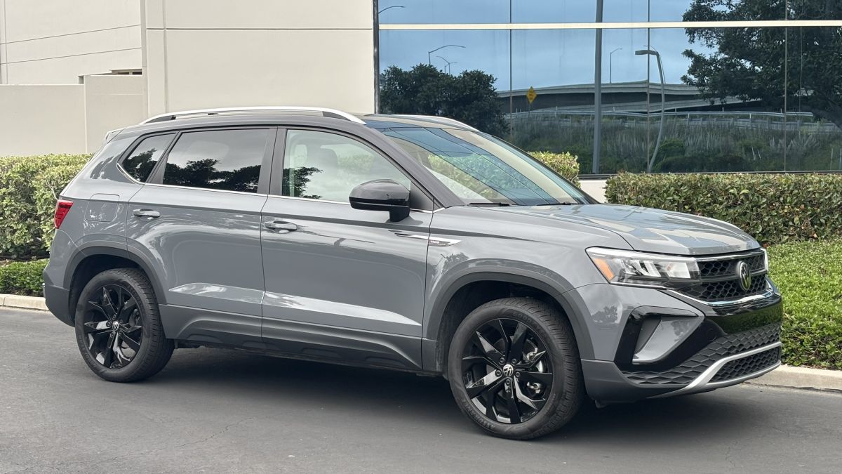 Front view of the 2024 Volkswagen Taos SE Black in gray