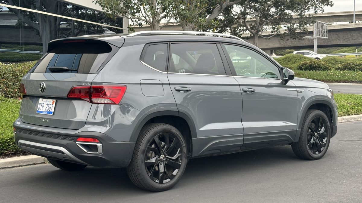 Rear view of the 2024 Volkswagen Taos SE Black in gray