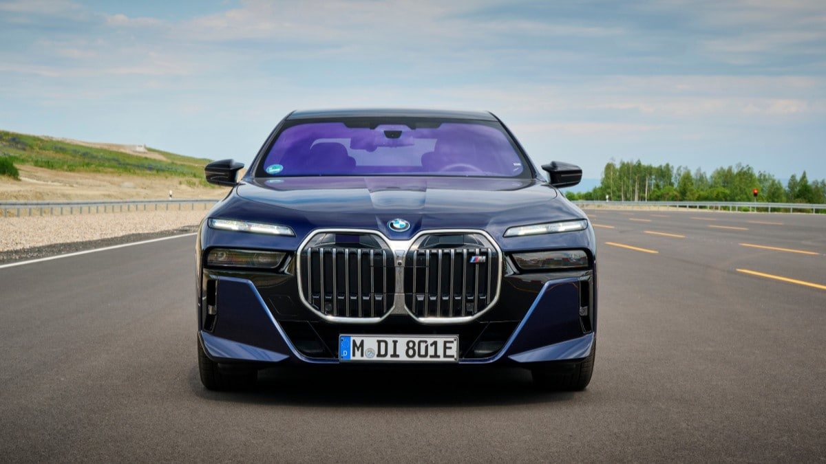 A 2024 BMW 7 Series sedan using the Personal Pilot L3 automation system