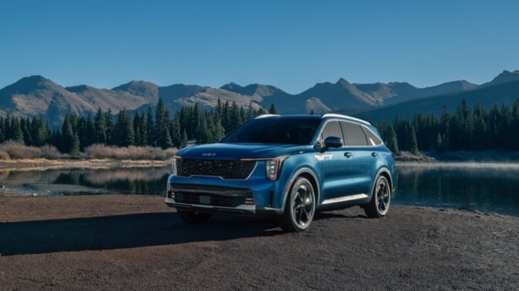 2024 Kia Sorento in blue with mountains in the background.