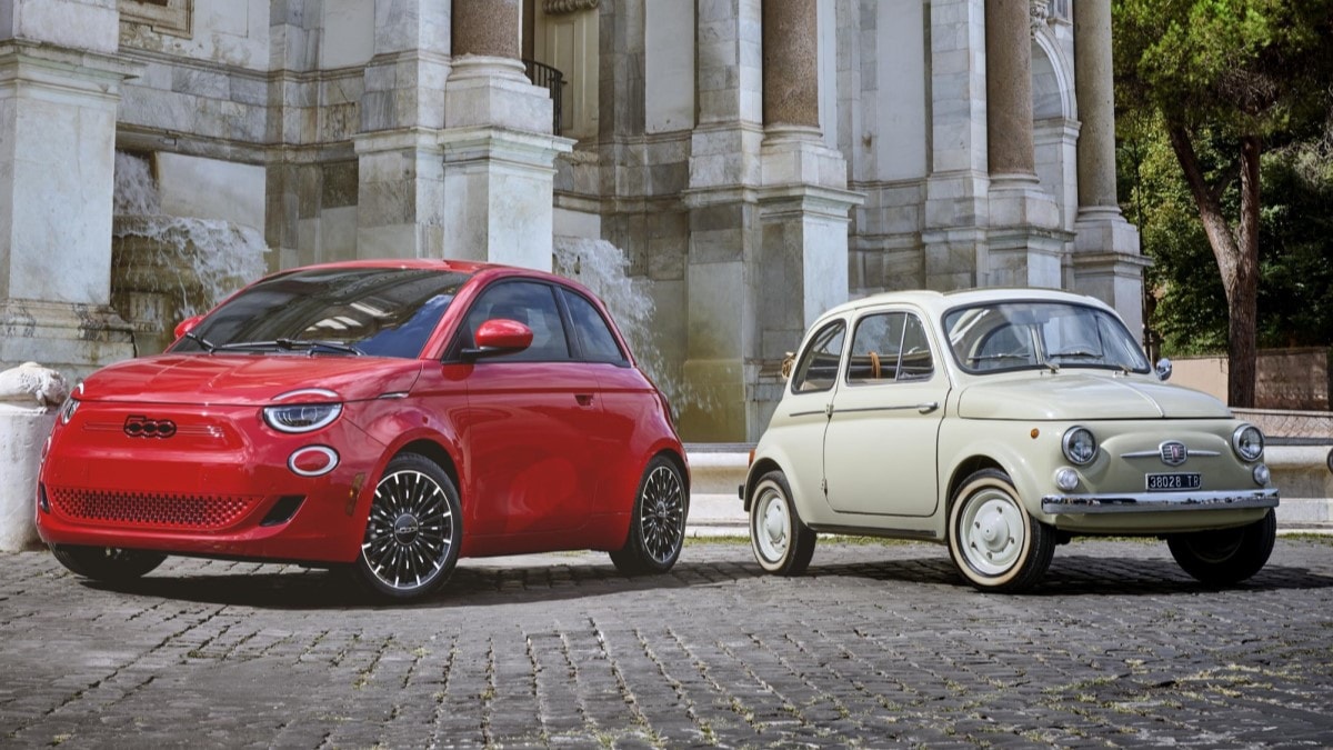 The 2024 Fiat 500e parked next to the 1957 classic that inspired it