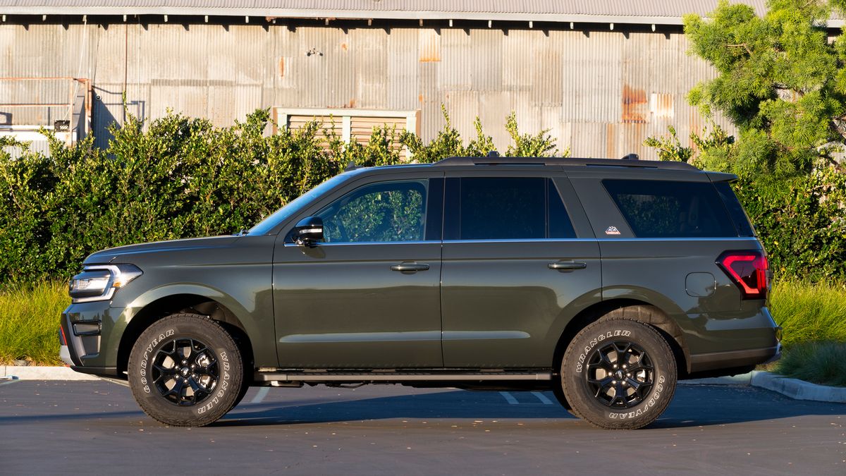 2024-ford-expedition-timberline-profile-left