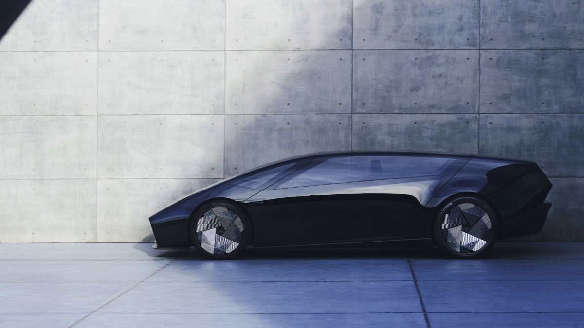 The Honda 0 Series Saloon concept seen in profile