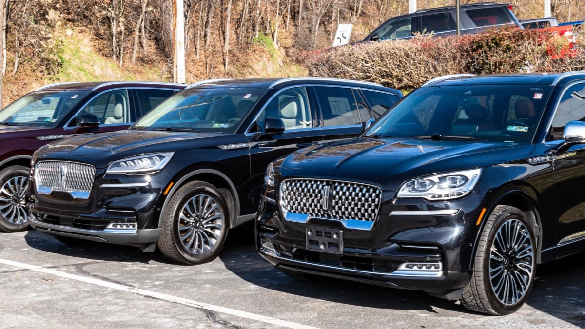 Lincoln SUVs lined up at a dealership
