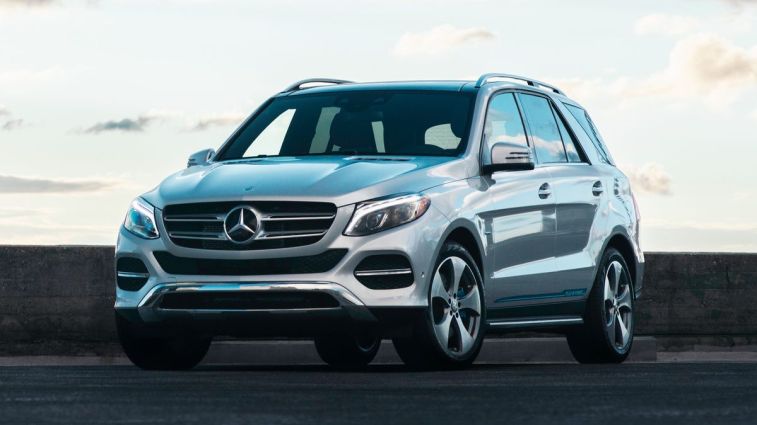 2018 Mercedes-Benz GLE550e PHEV with the sky in the background.