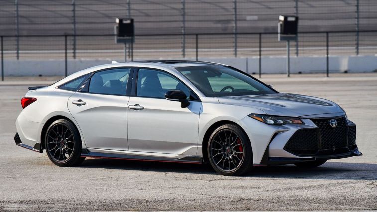 2020 Toyota Avalon TRD في المعادن الفضية السماوية متوقفة على مسار.