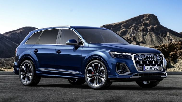 Front view of the 2025 Audi Q7 in blue