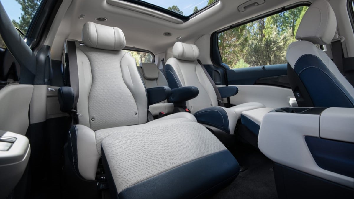 The second-row seats of the 2025 Kia Carnival