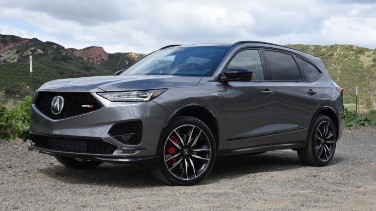2024 أكيورا MDX Type S باللون الرمادي مع تلال في الخلفية.