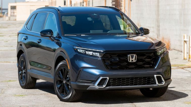 هوندا CR-V هايبرد 2024 بجوار مستودع.