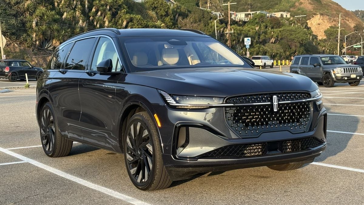 Front view of the 2024 Lincoln Black Label Nautilus hybrid in Blue Panther Metallic