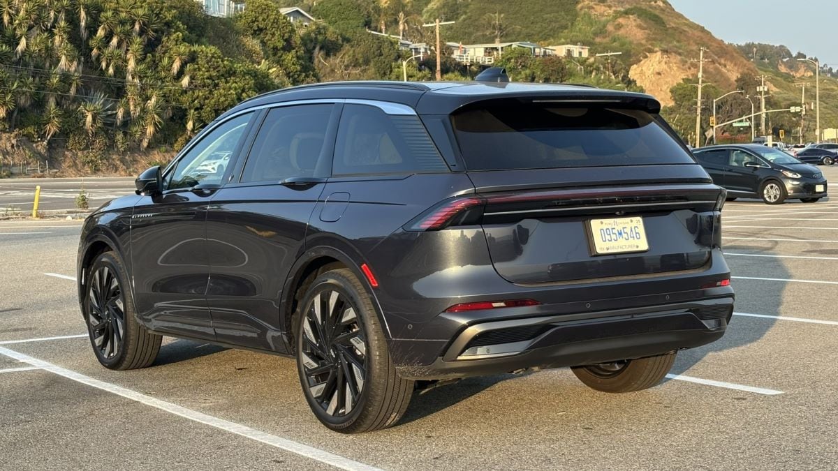 Rear view of the 2024 Lincoln Black Label Nautilus hybrid in Blue Panther Metallic
