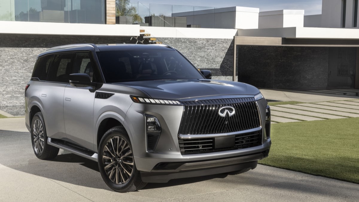 The 2025 Infiniti QX80 seen from a front quarter angle