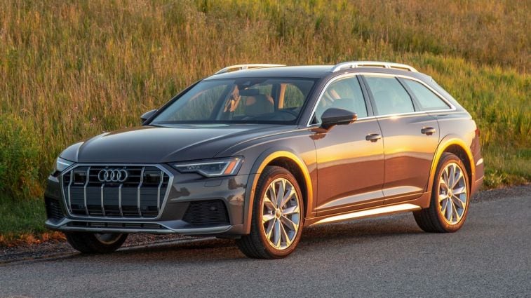 2024 أودي A6 Allroad مع تلة عشبية في الخلفية.