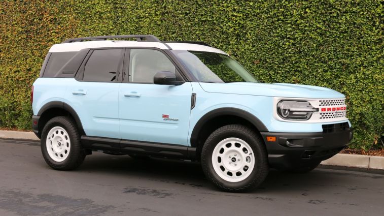 2024 Ford Bronco Sport Heritage Edition بجوار جدار Ivy.