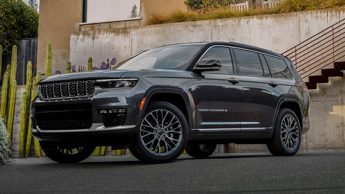 2024 Jeep Grand Cherokee L Summit Reserve with cactus and concrete in the background.