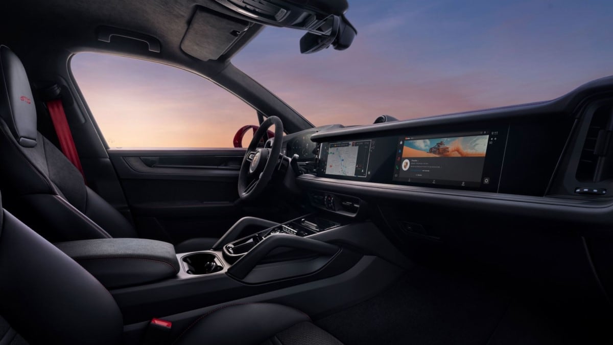 The interior of the 2025 Porsche Cayenne GTS