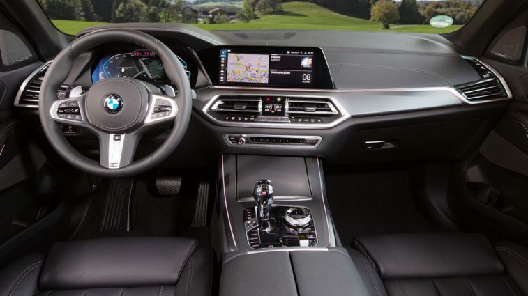 المقصورة الأمامية لسيارة BMW X5 PHEV موديل 2021.