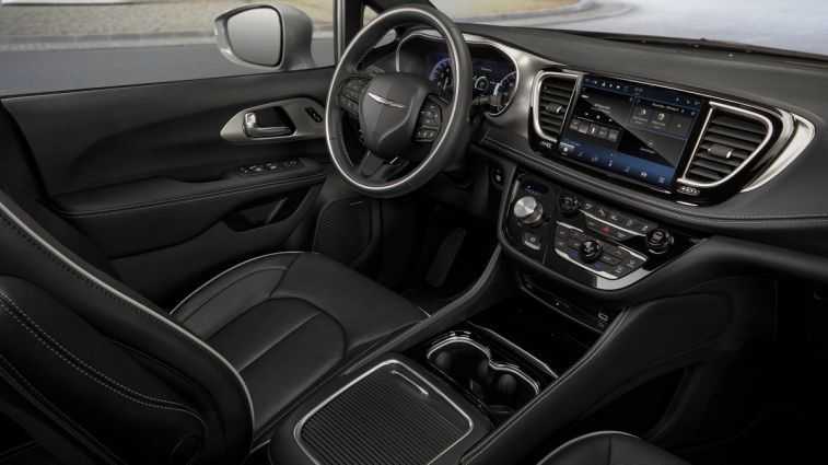 2021 Chrysler Pacifica Limited front cabin.