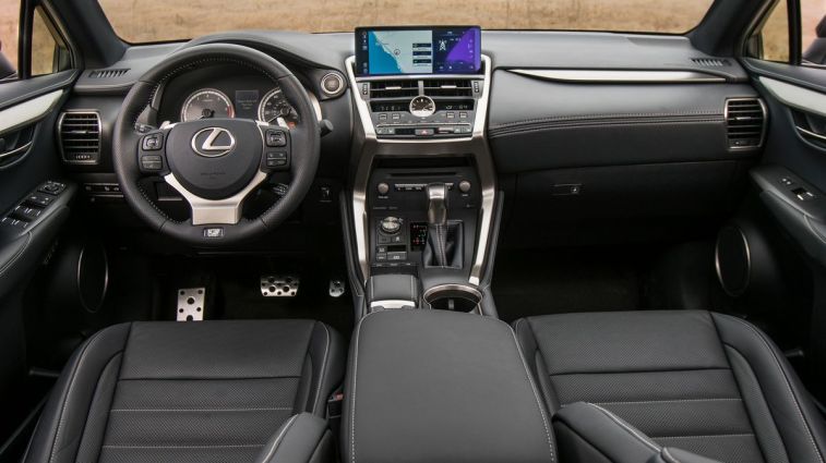 المقصورة الأمامية لكزس NX 2021.