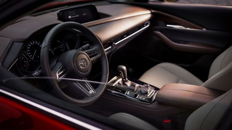 المقصورة الأمامية لسيارة مازدا CX-30 2021.