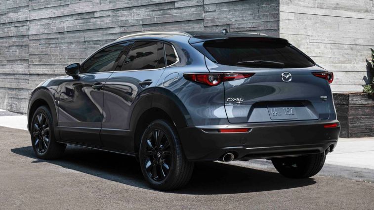 مازدا CX-30 2021 باللون الرمادي بجوار مبنى.