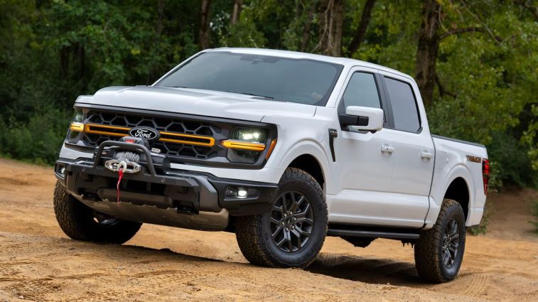 فورد F-150 تريمور 2024 باللون الأبيض مع ونش.