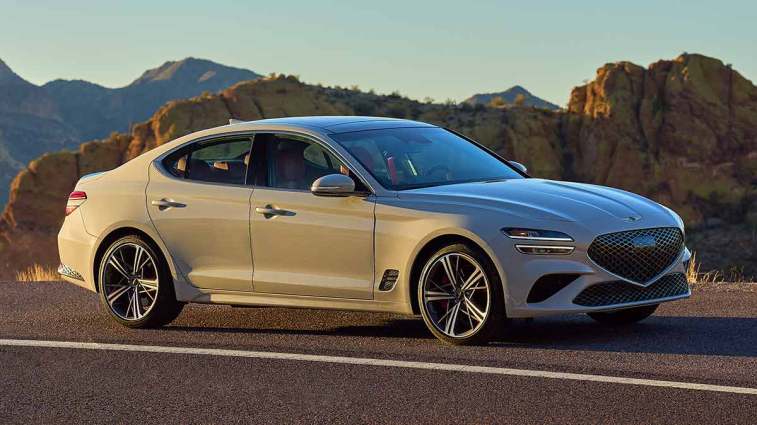 2024 Genesis G70 pilkos spalvos.
