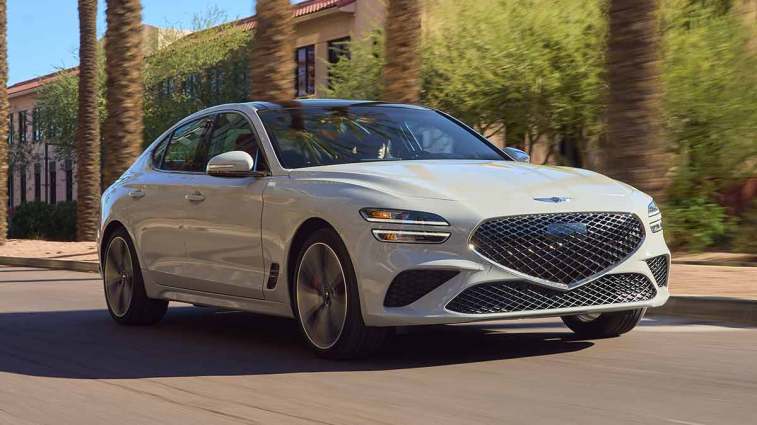 2024 Genesis G70 baltos spalvos.