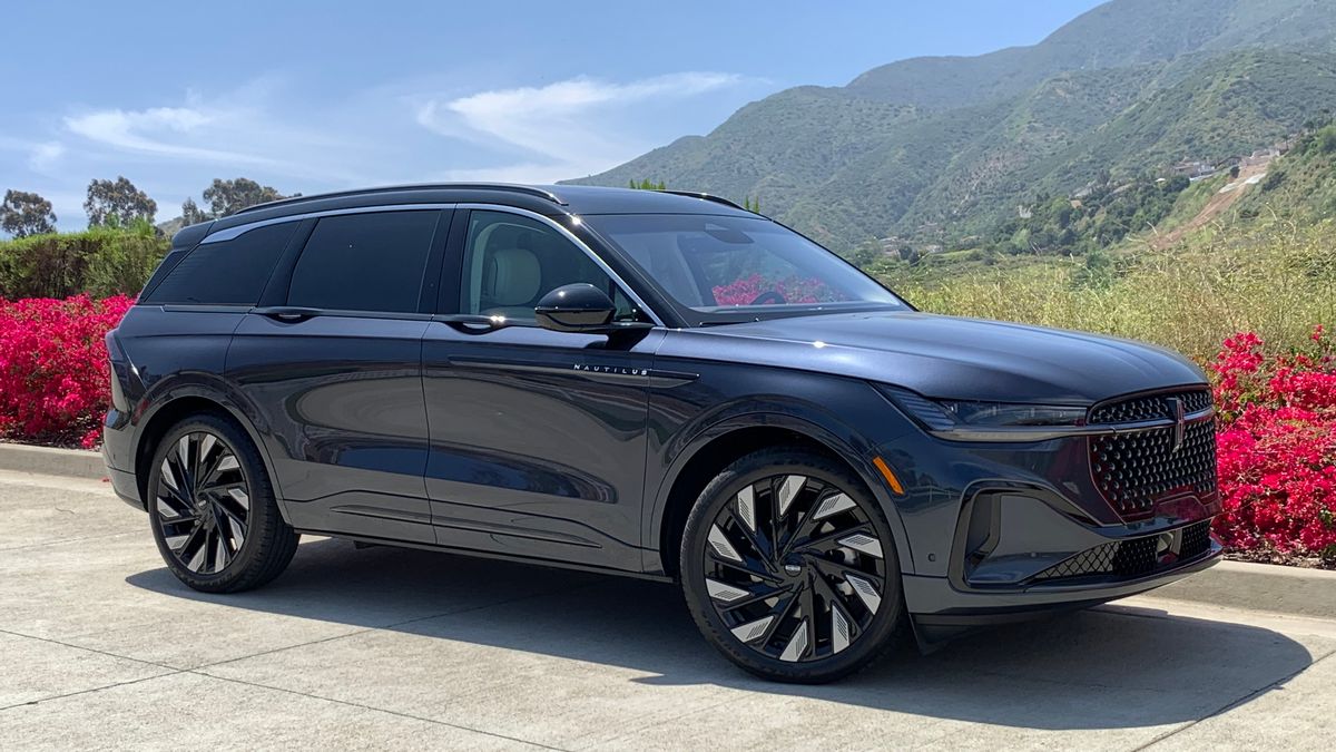 2024 Lincoln Nautilus Black Label with bougainvillea and blue sky in the background.
