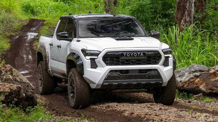تويوتا تاكوما TRD PRO 2024 باللون الأبيض.