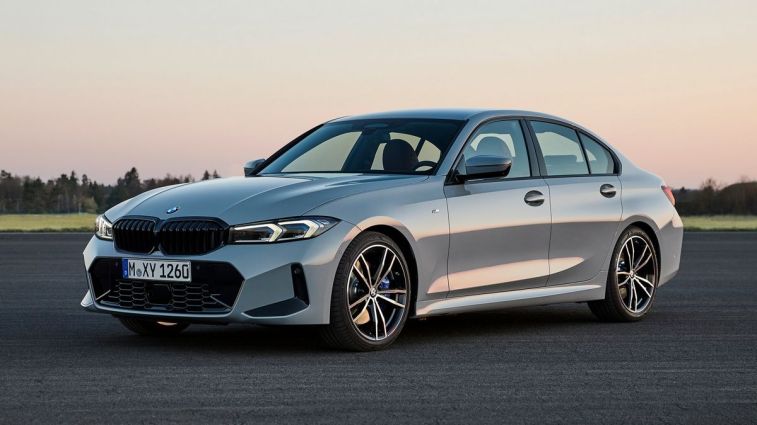 2024 BMW الفئة الثالثة عند غروب الشمس.