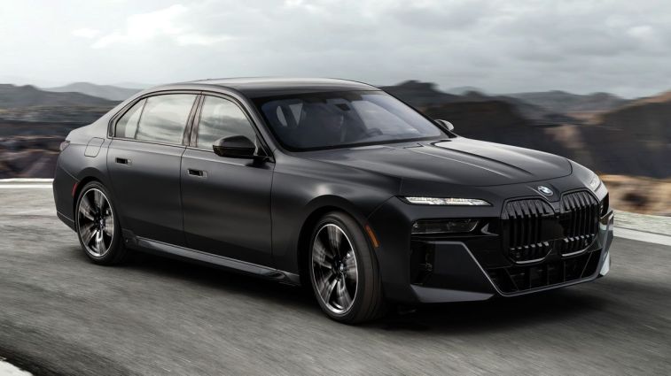 سيارة BMW 760i xDrive موديل 2024 تقود على الطريق.
