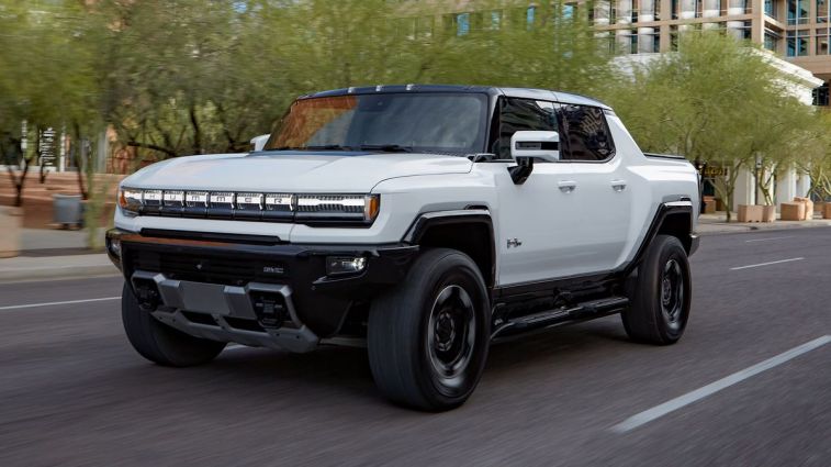 بيك اب 2024 GMC HUMMER EV Edition 1 أثناء القيادة على طريق المدينة.
