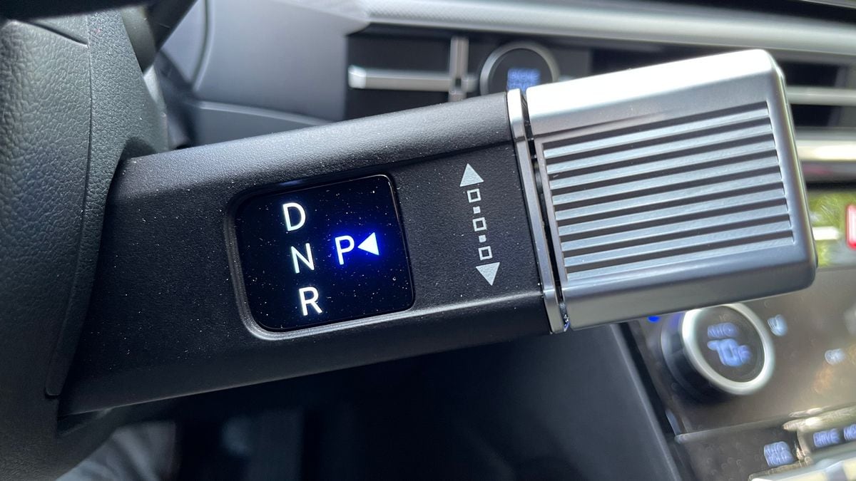 2024-hyundai-santa-fe-xrt-gear-shifter